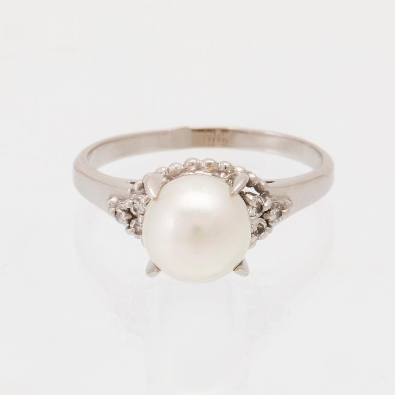 Ring in 900 platinum with a cultured pearl and round brilliant-cut diamonds.