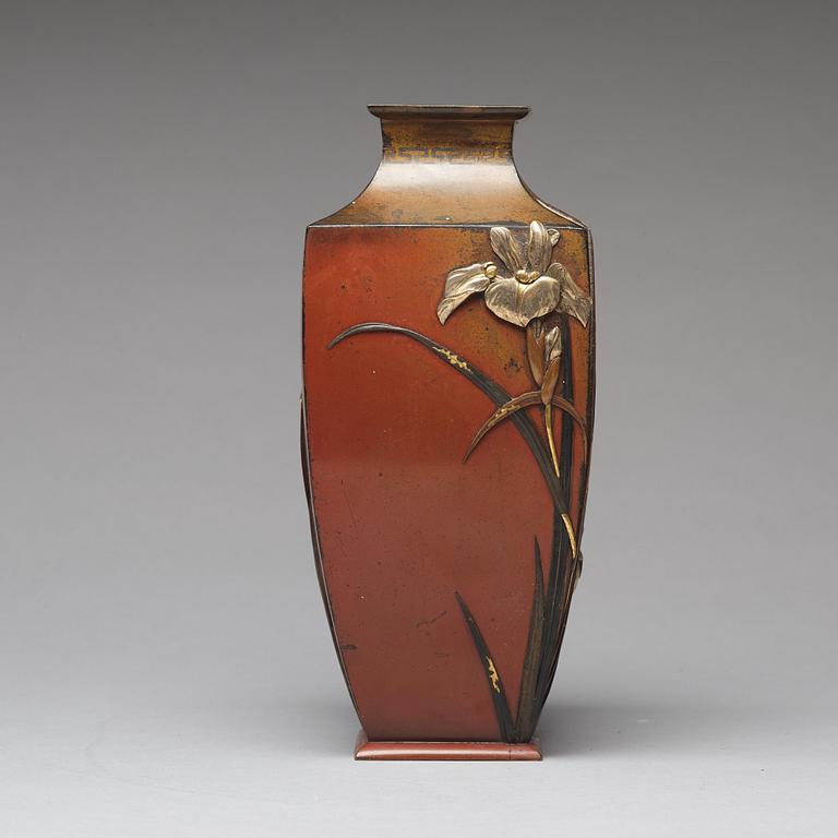 VAS, brons. Japan, Meiji (1868-1912), signerad.