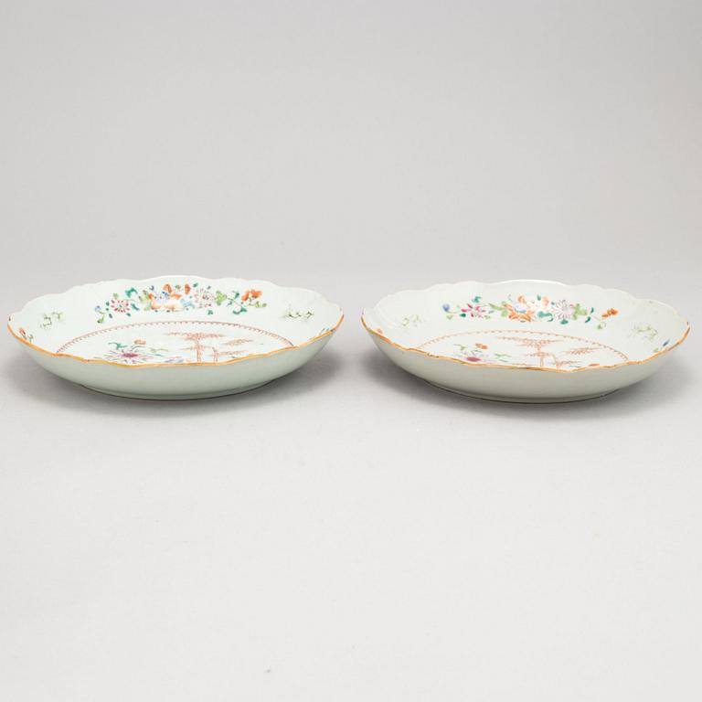A pair of Chinese famille rose porcelain dishes, Qing dynasty, Qianlong (1736-1795).