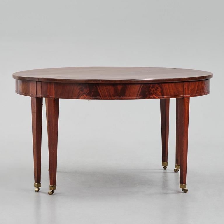An English mahogany George III-style dining table, 19th century.