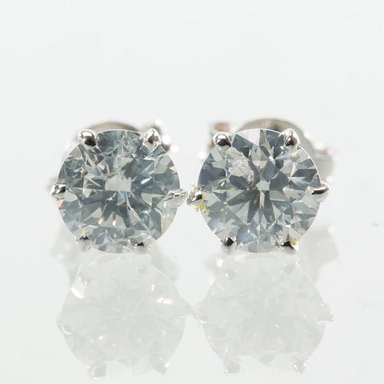 ÖRHÄNGEN, 14 k vitguld med briljantslipade diamanter, totalt ca 1.30 ct. Vikt ca 1,2 g.