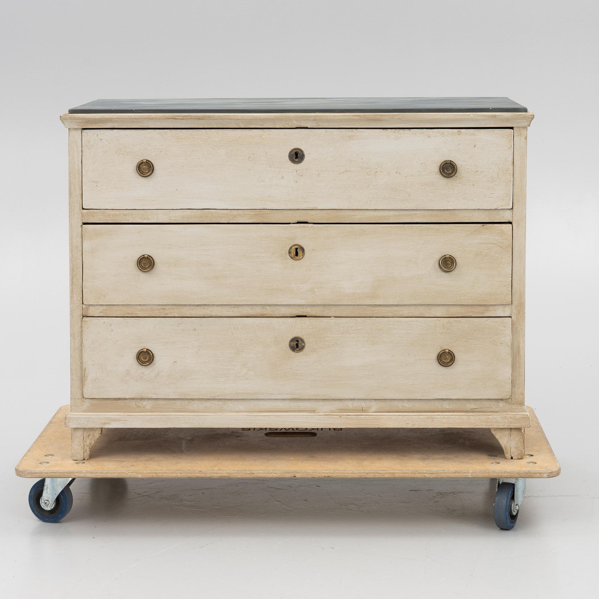 A chest of drawers, 19th century.