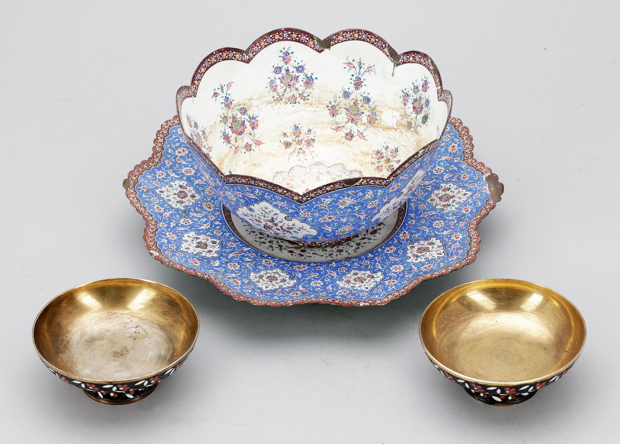 SKÅL MED FAT SAMT SKÅLAR, 2 st, emaljerad metall, Frankrike resp Ryssland, 1800/1900-tal.