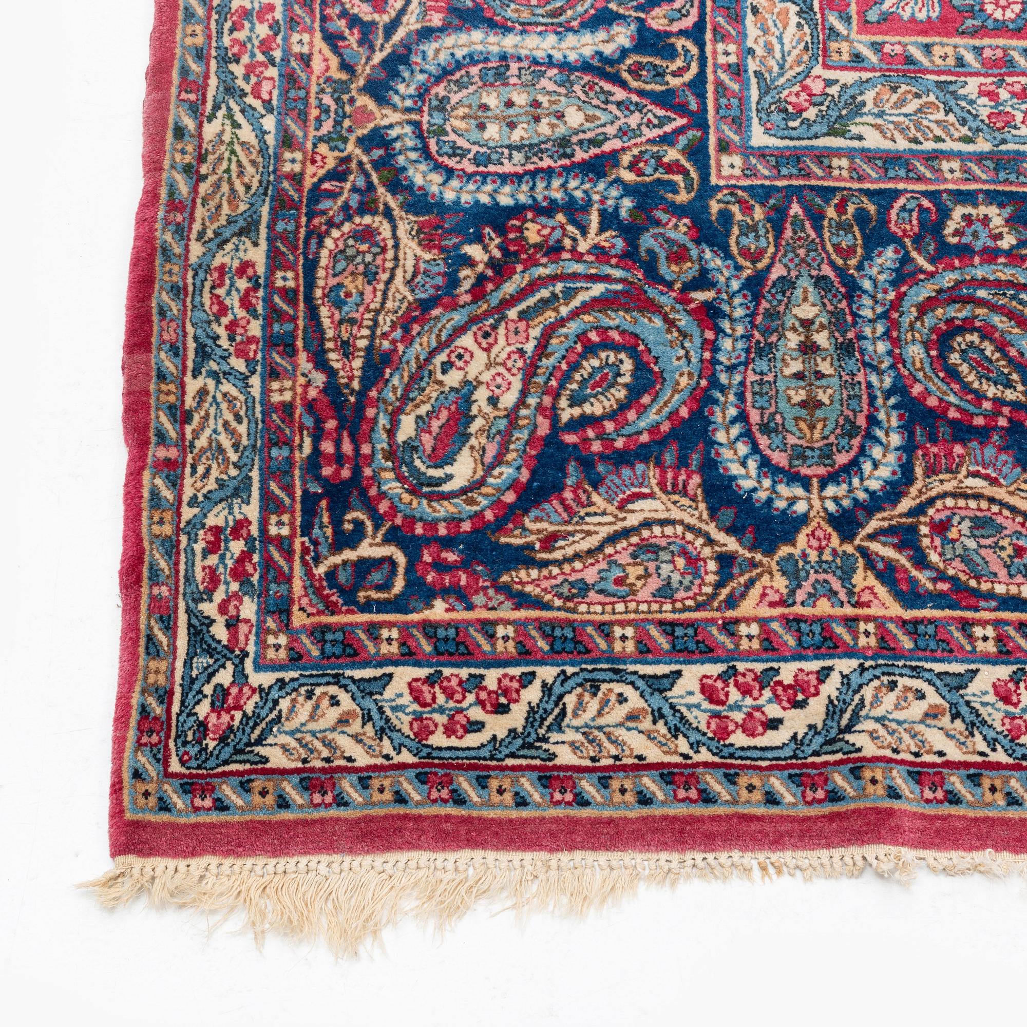 A semi-antique Kerman carpet, South Persia, ca 464 x 298 cm.