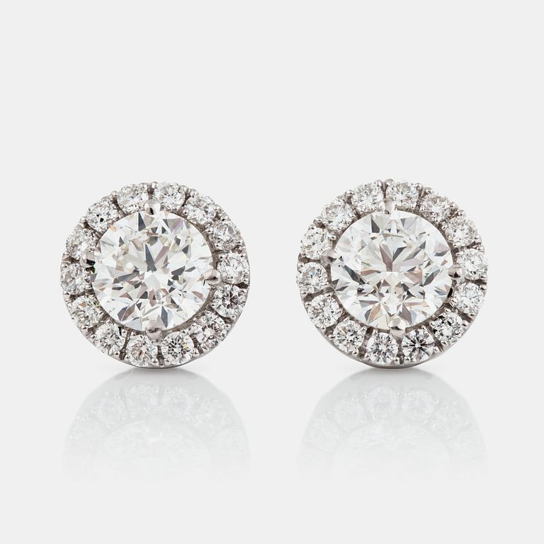 ÖRHÄNGEN med briljantslipade diamanter 1.00 ct samt 1.00 ct, båda kvalitet G/VS2 enligt certifikat från GIA.