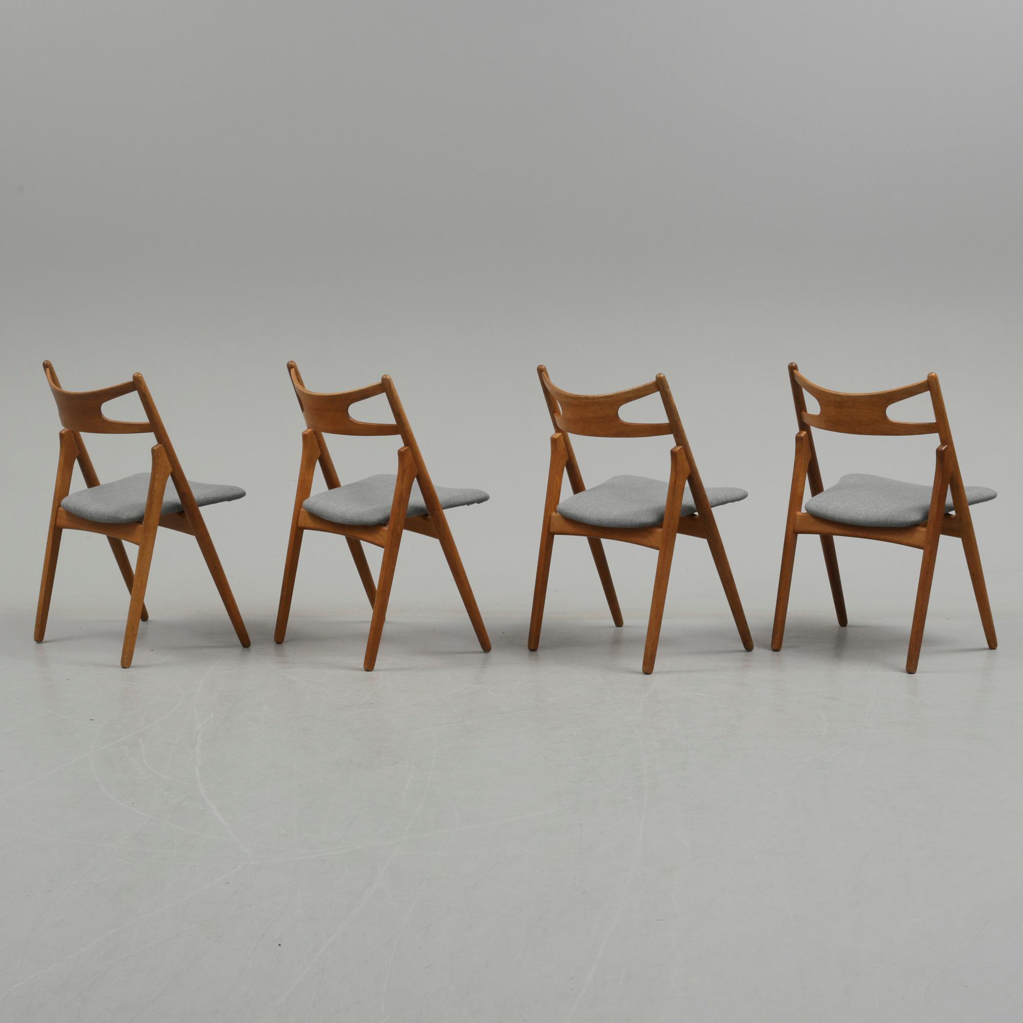 HANS J WEGNER, stolar, 4 st, "CH 29/Savbukkestolen", Carl Hansen o Søn, Odense, Danmark.