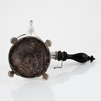 Jacob Engelbert Torsk, kaffekanna och gräddkanna, silver, sengustaviansk stil, Stockholm, 1908-1909.