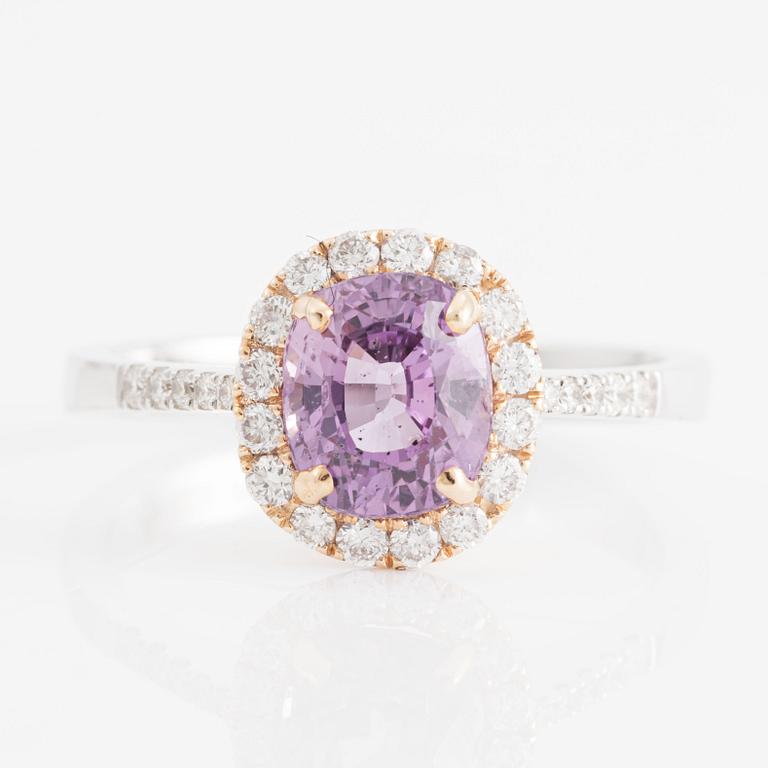 Ring 18K gold with pink sapphire and brilliant-cut diamonds.