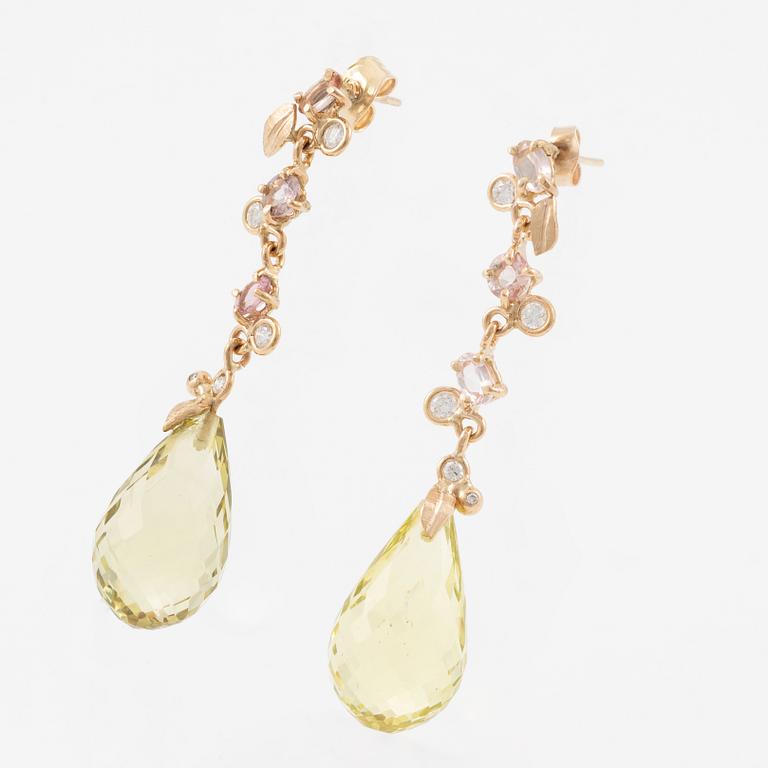 Örhängen, Mandelstam, 18K guld med brioletteslipad limekvarts, briljantslipade diamanter och rosa turmaliner.