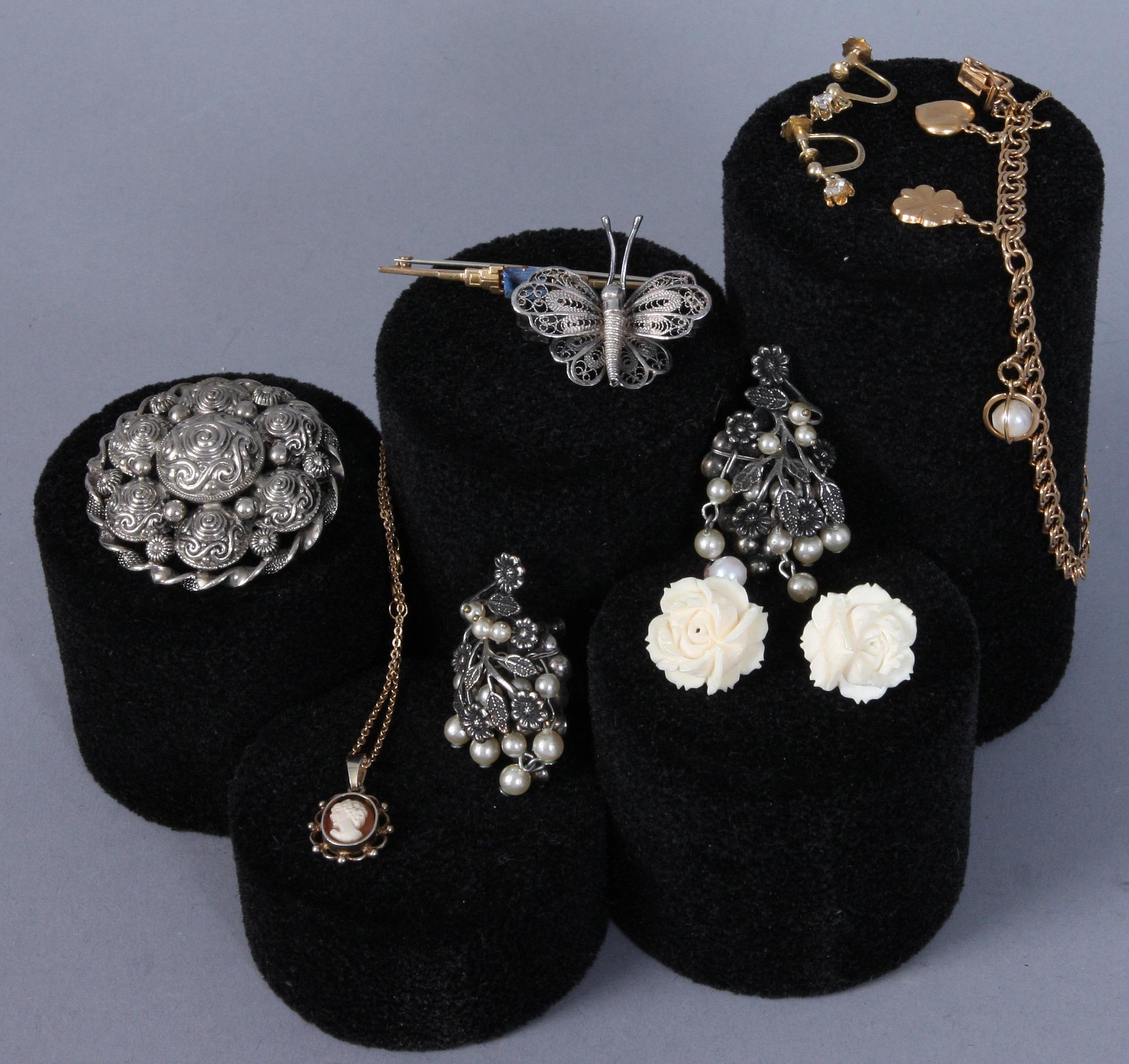 PARTI BIJOUTERIER, 9 delar, bl a guld, 18 K.