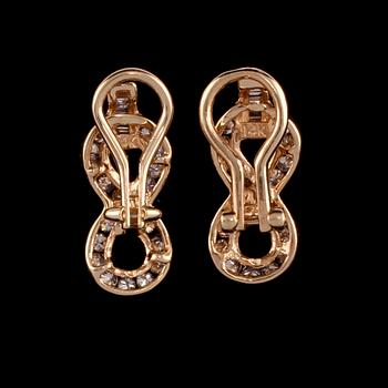 ÖRHÄNGEN, ett par, 14k guld med baguette och briljantslipade diamanter, totalt ca 1.44 ct. Vikt 6 g.