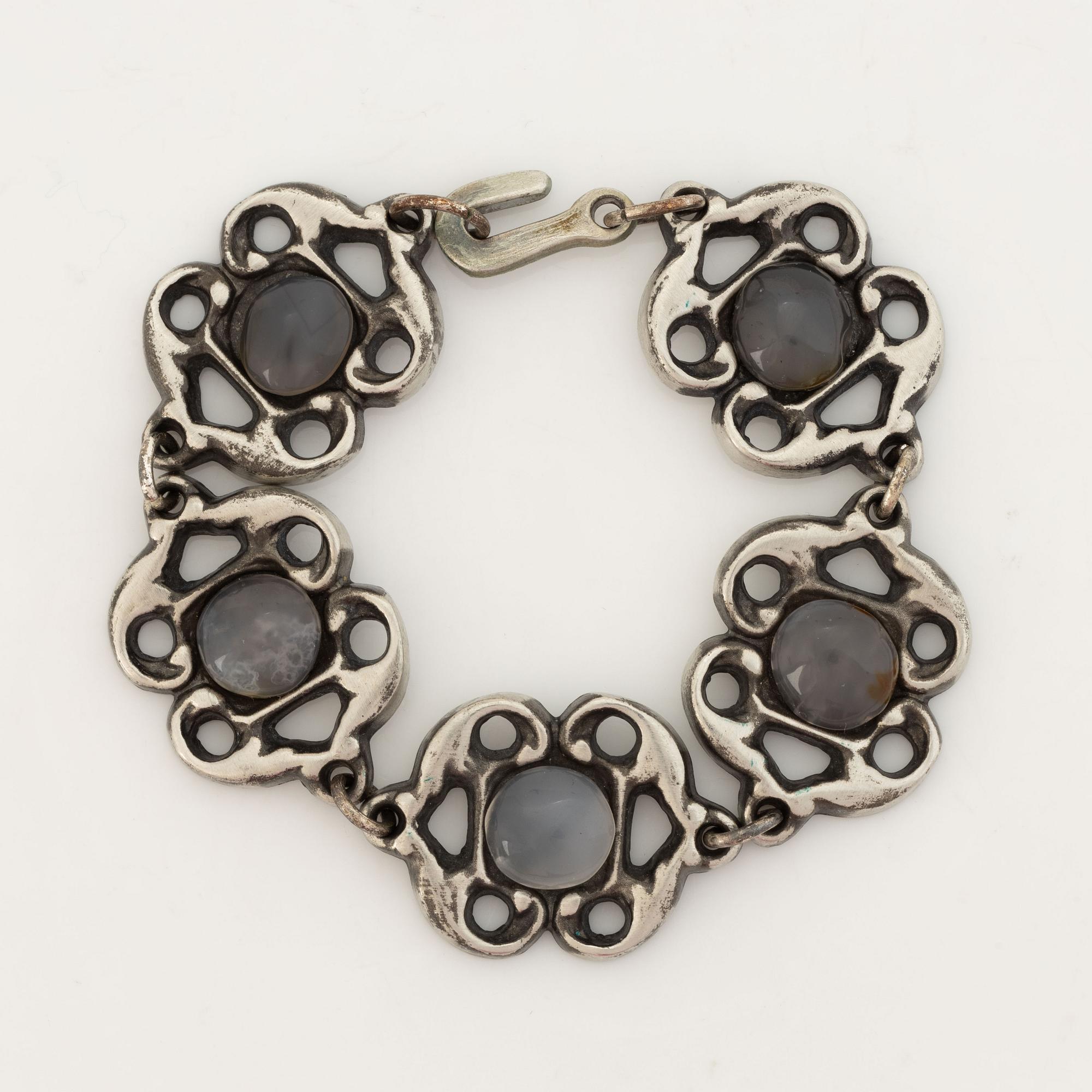 Armband, tenn med månstenar.