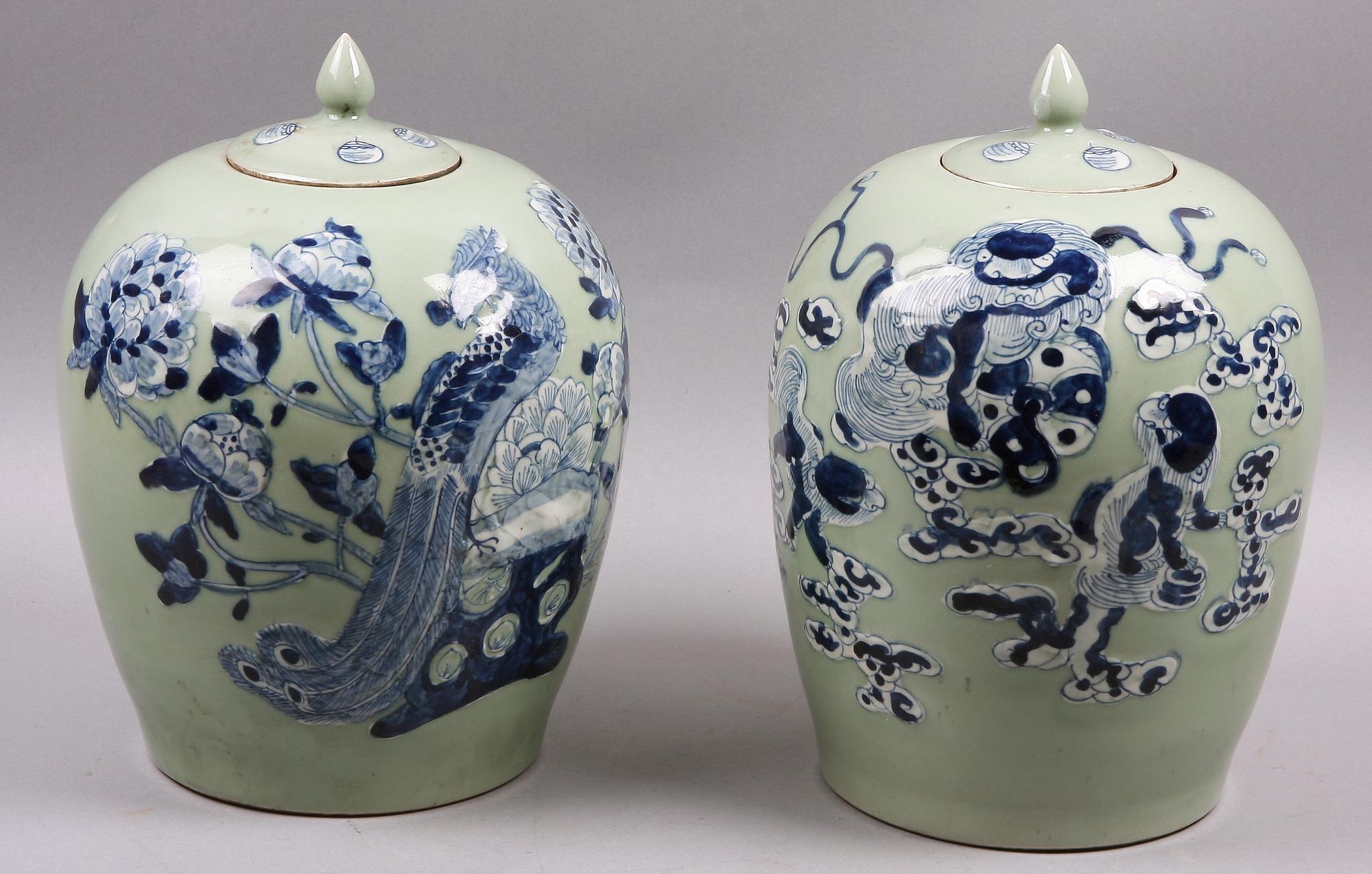 URNOR MED LOCK, porslin, Kina, 1900-tal.