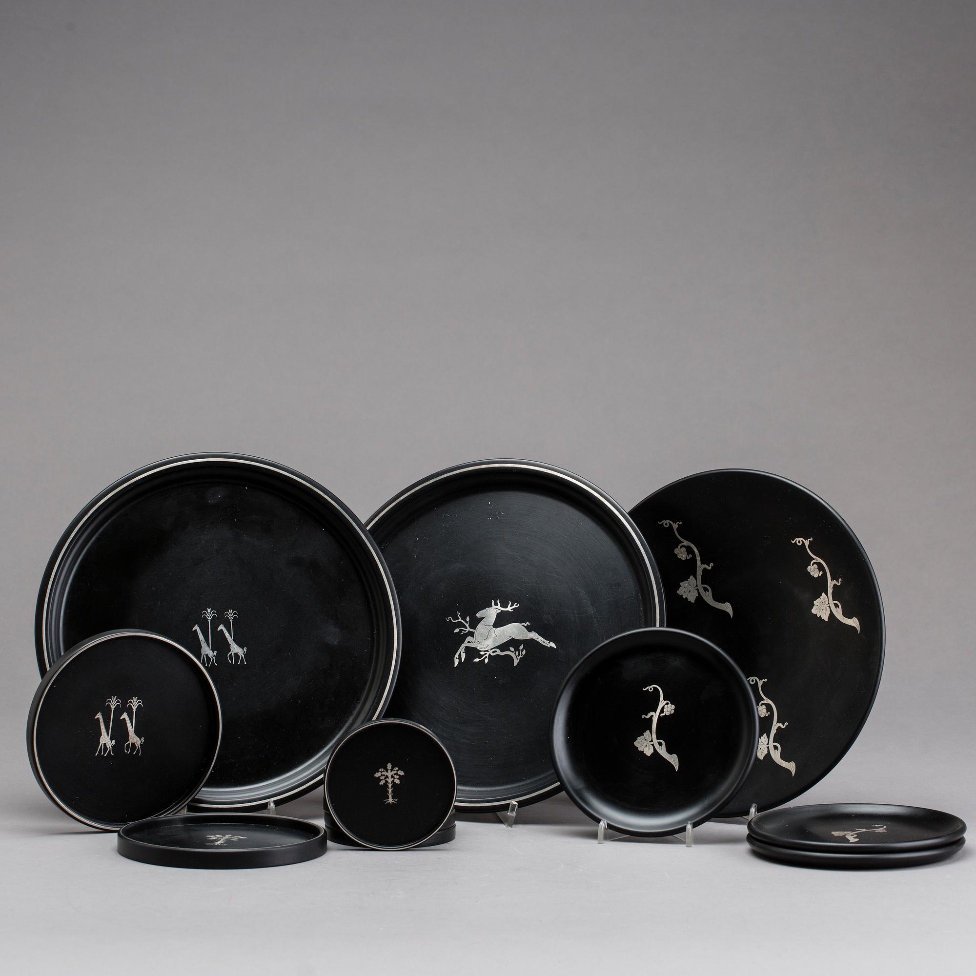TALLRIKAR OCH COASTERS, 14 delar, isolit och silver, Perstorp.