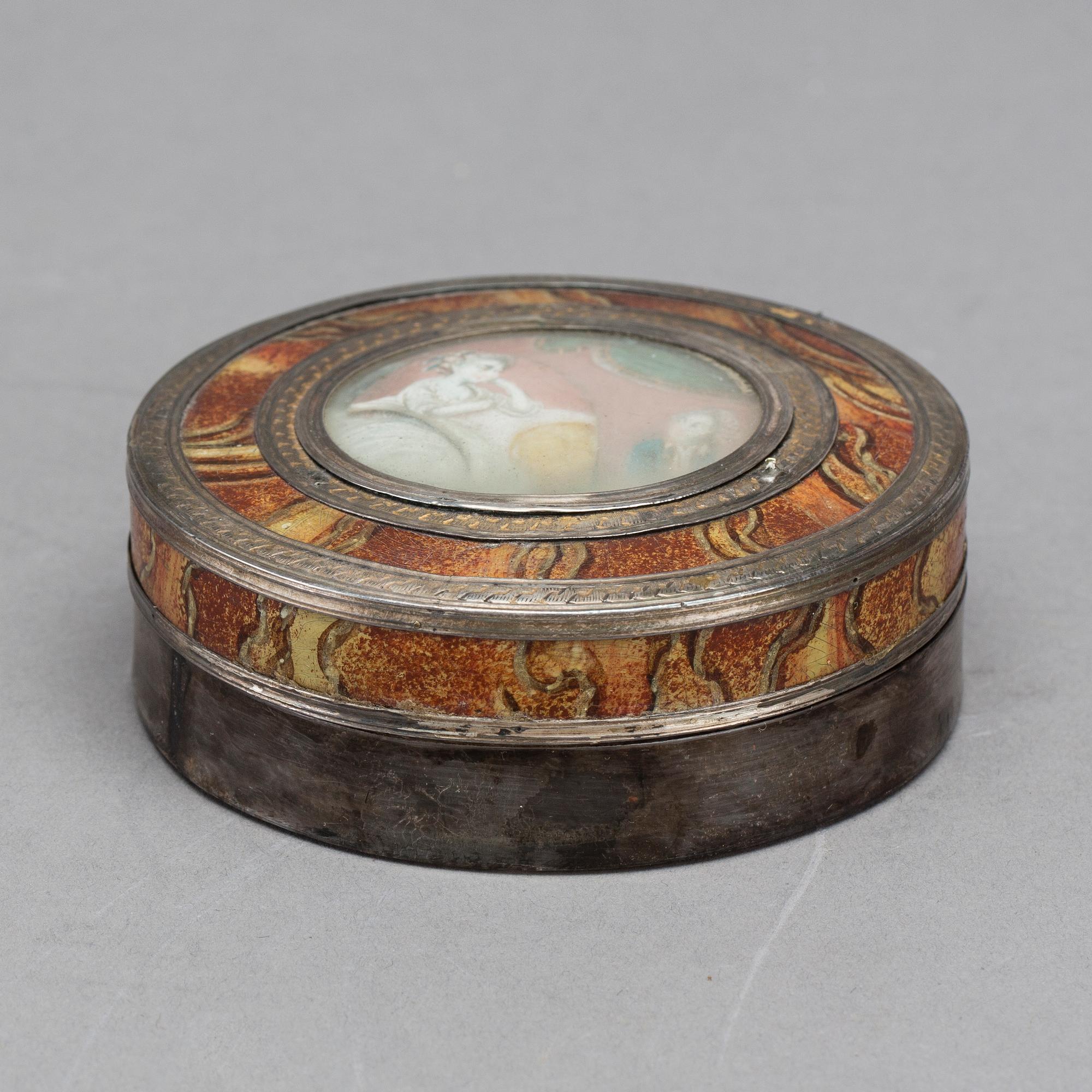 A SNUFF BOX WITH EROTIC SCENE. LATE 18TH CENTURY.