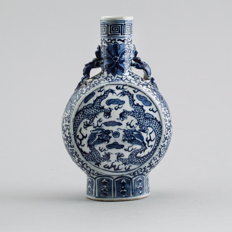 PILGRIMSFLASKA, porslin, Kina, sannolikt 1800-tal.