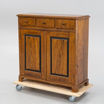 A cupboard, around the year 1900.