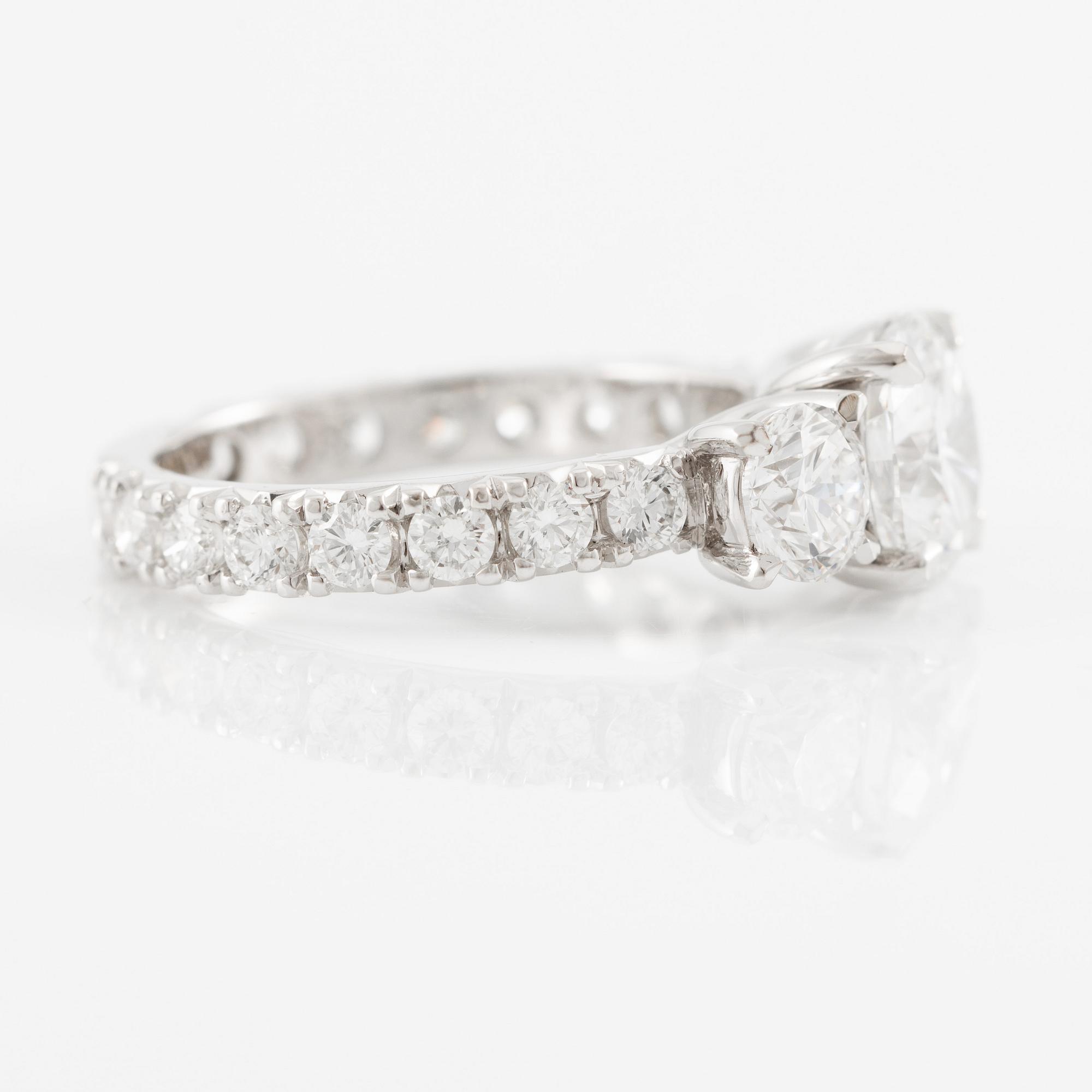 Ring, trestensring, 18K vitguld med briljantslipade diamanter.