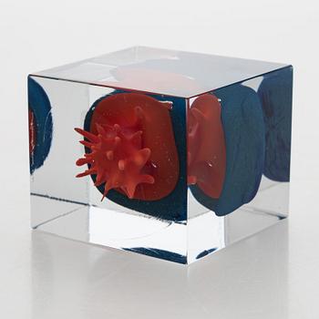 Oiva Toikka, an annual glass cube, signed Oiva Toikka Nuutajärvi 1991, 768/2000.