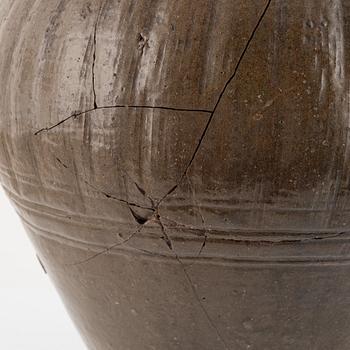 A Japanese glazed stoneware storage jar, Edo (1603-1868).