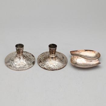 FAT samt LJUSSTAKAR, ett par, silver, bland annat Borgila 1963. Total vikt ca 233 gram.