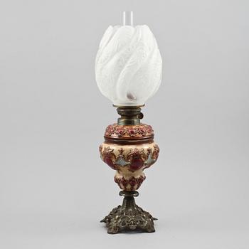 FOTOGENLAMPA, majolika, rokokostil, omkring år 1900.