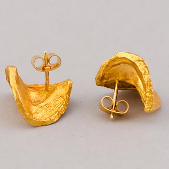 A PAIR OF BJÖRN WECKSTRÖM EARRINGS, 'Ruska', 14K gold. Lapponia 1971.