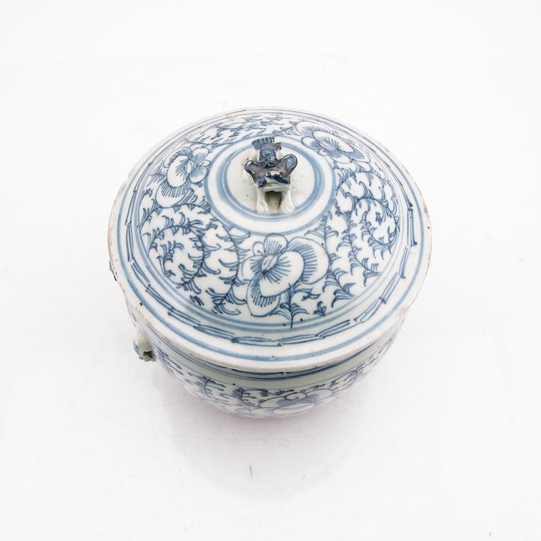 A Chinese porcelain bowl with lid 20th century.