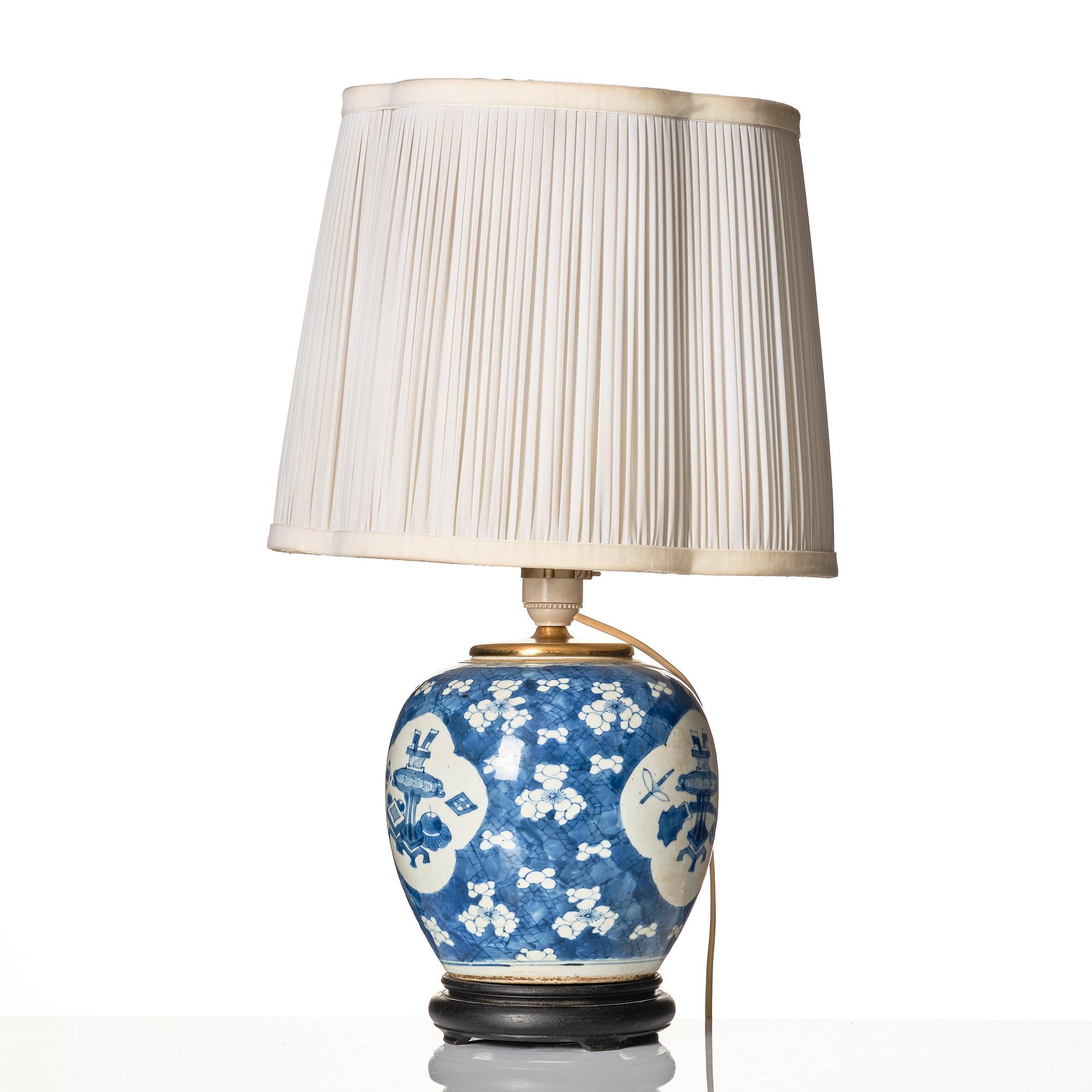 A blue and white jar mounted as a lamp, Qing dynasty, 18th Century.