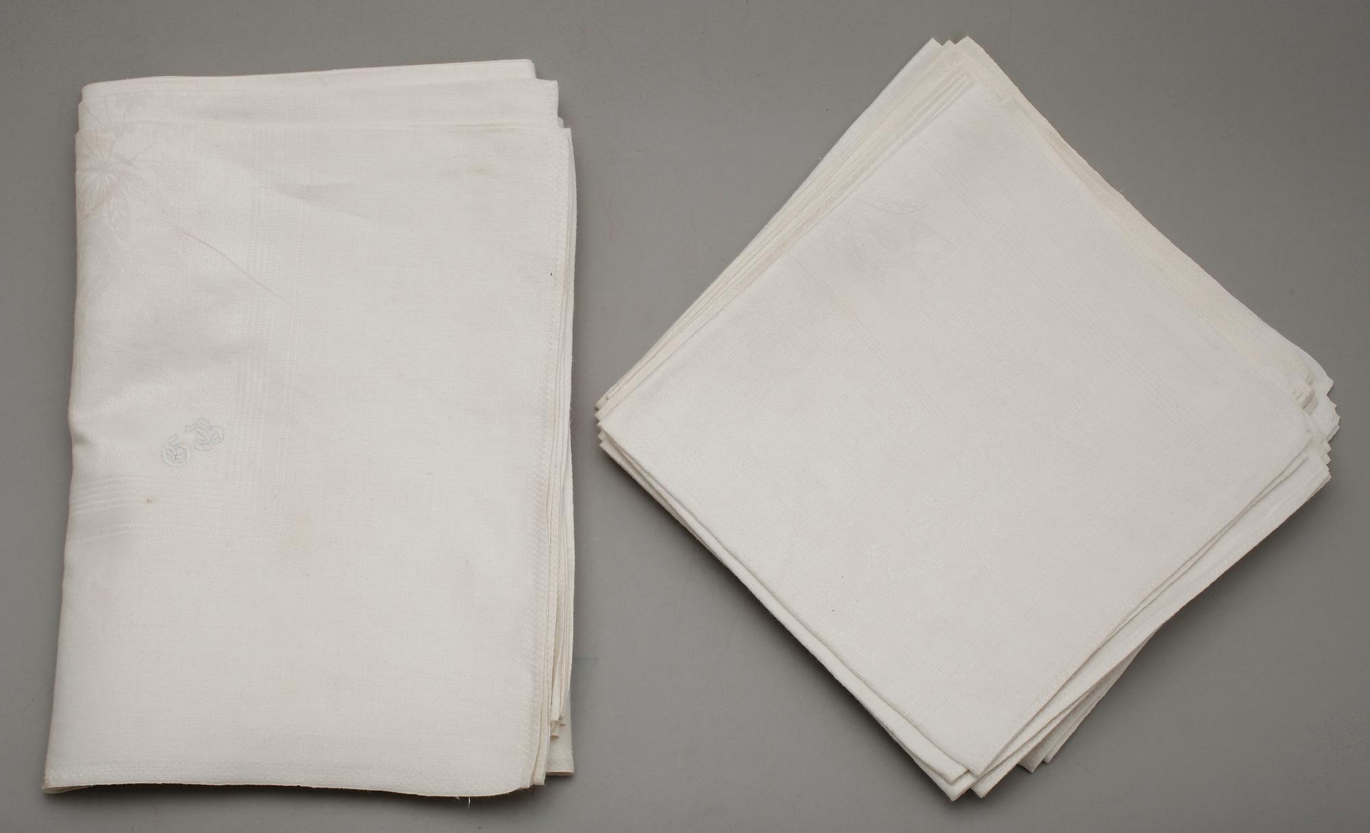 DUK SAMT 12 SERVETTER, linne, 1900-talets första hälft.