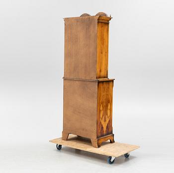 Vitrinskåp, England, sent 1900-tal.