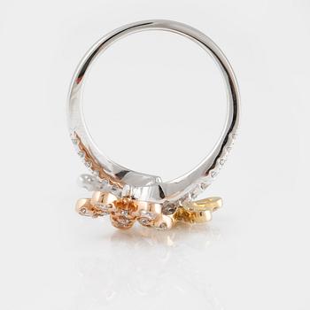 RING, 18K trefärgat guld med briljantslipade diamanter ca 1.17 ct. Vikt 6,1 gram.