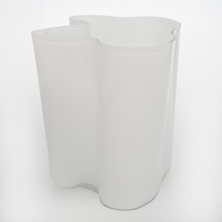 Alvar Aalto, a 3031 glass vase, signed Alvar Aalto - 3031.