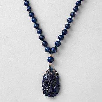 A lapiz lazuli collier with pendant, late Qing dynasty.