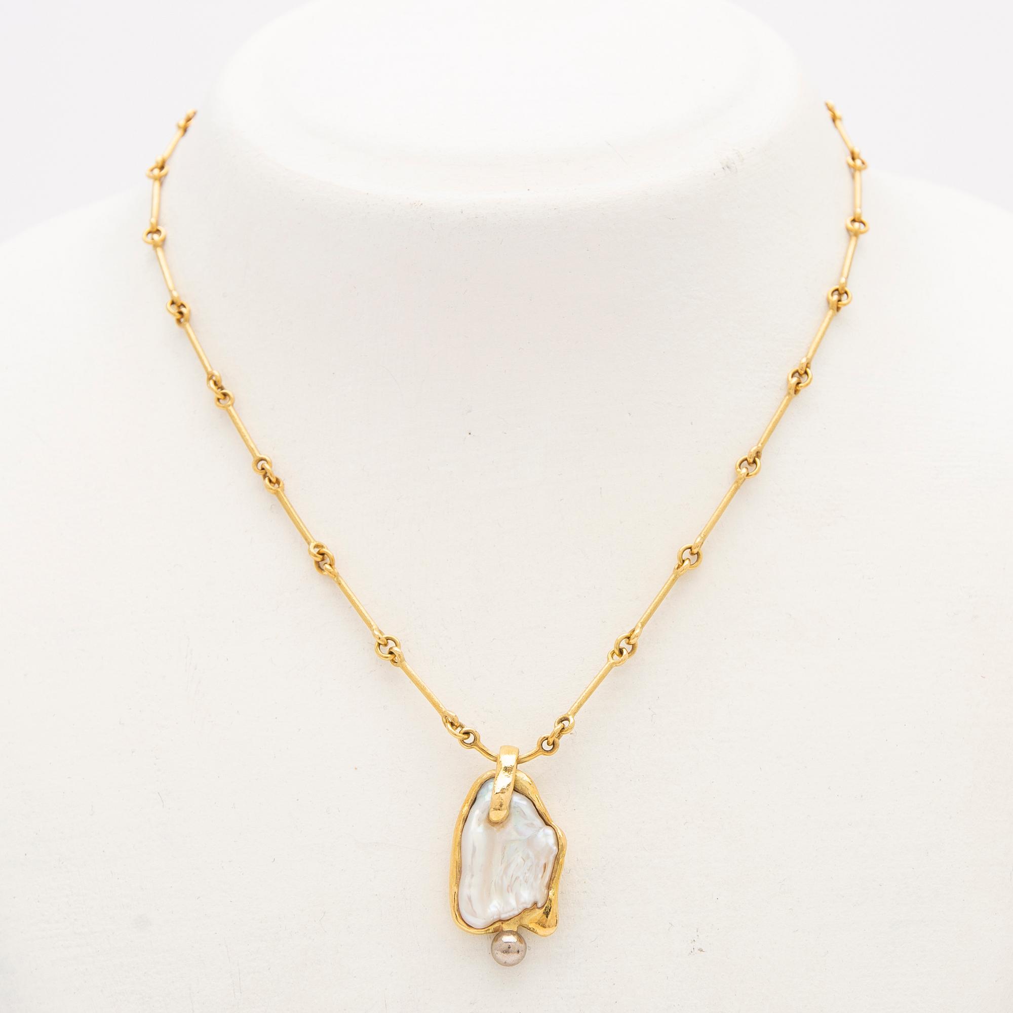 Magnus G:son Liedholm, Collier, 18k med pärlemor.