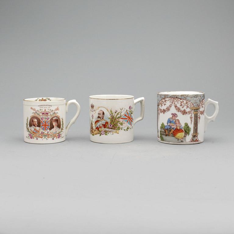 KRÖNINGSMUGGAR, 2 + 1 st, fajans, England, tidigt 1900-tal.