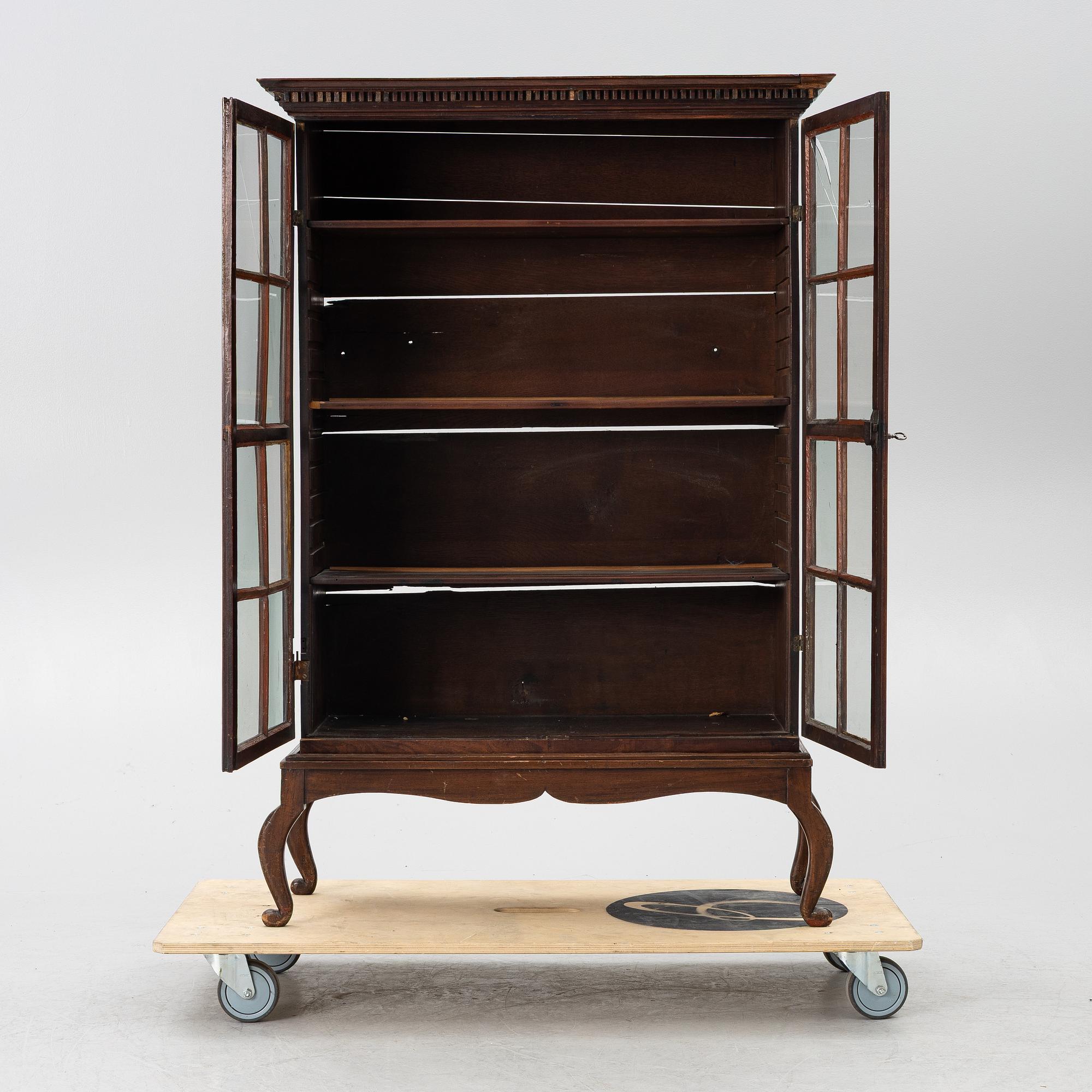 Display cabinet, 19th century.