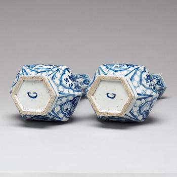 A pair of blue and white hexagonal vases, Qing dynasty, Kangxi (1662-1722).