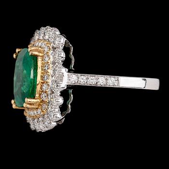 RING, 18K vitguld/guld, smaragd ca 2.85 ct, diamanter tot ca 0.95 t.