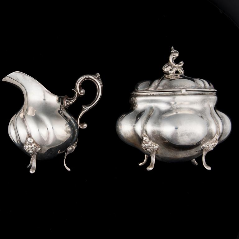 SOCKERSKÅL OCH GRÄDDKANNA, silver, svenska kontrollstämplar, 1900-talets mitt. Vikt ca 230 gram.