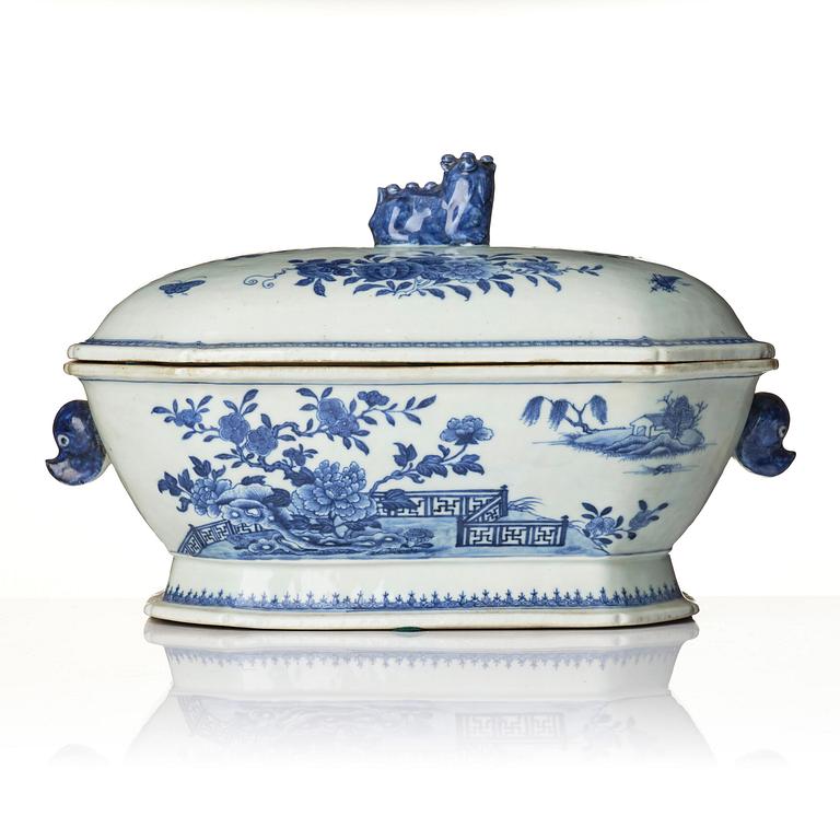A blue and white tureen with cover, Qing dynasty, Qianlong (1736-95).
