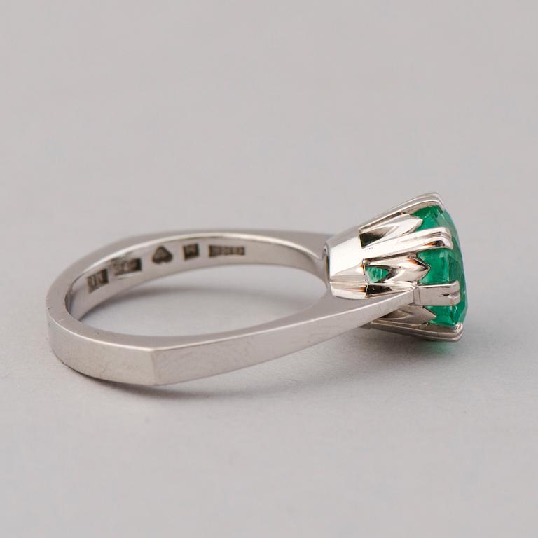 RING, fasettslipad smaragd, 18K vitguld. Rundqvist Guldsmedsatelje Kenneth, Malmö 1986.