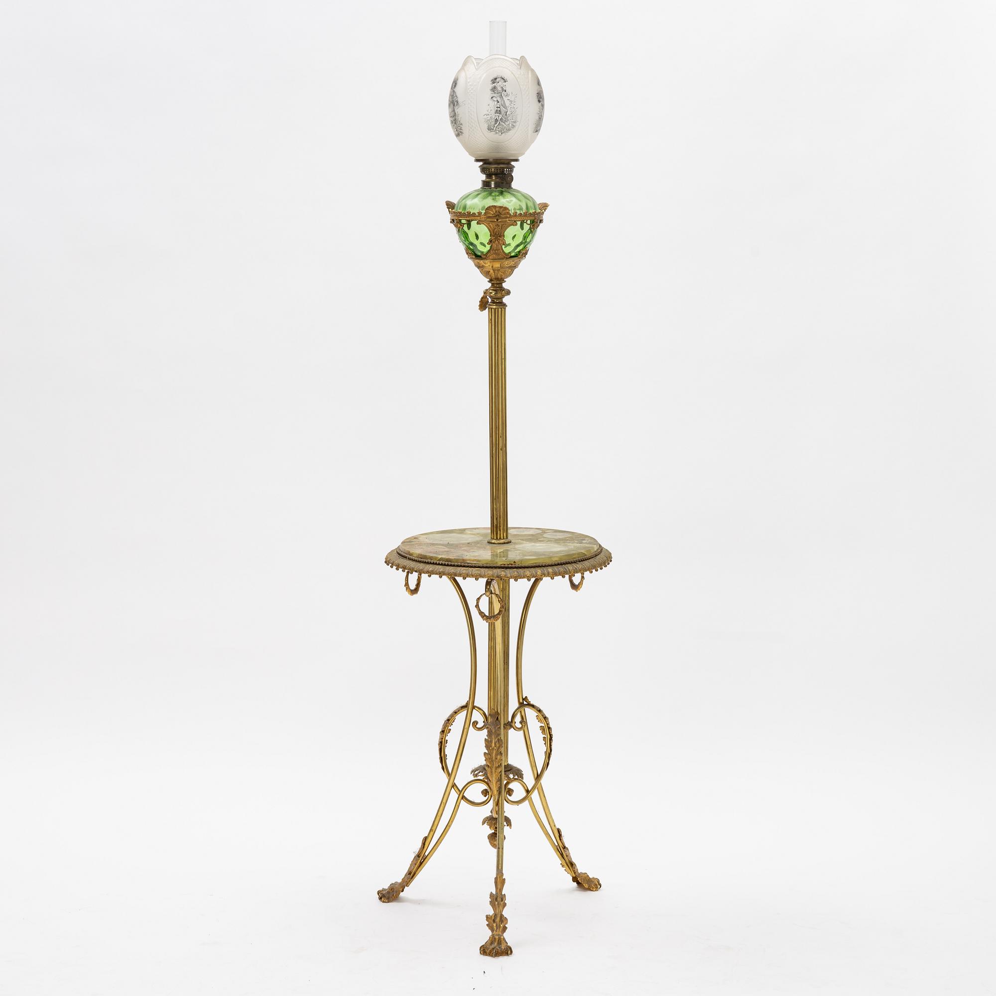 Golvfotogenlampa, mässing med bordsskiva i onyx, omkring 1900.