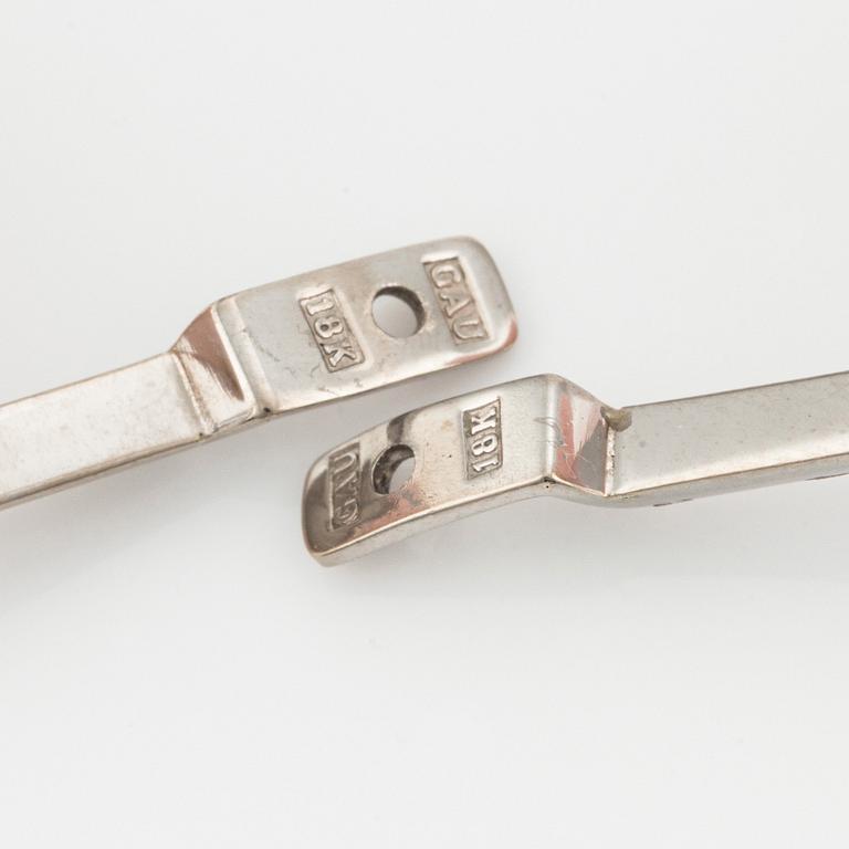 Gaudy ett par örhängen 18K vitguld med odlade Söderhavspärlor och rosa koralldroppar.