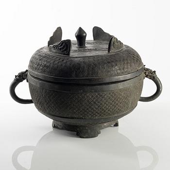 A Chinese archaic bronze ritual vessel with cover, late Ming/early Qing.