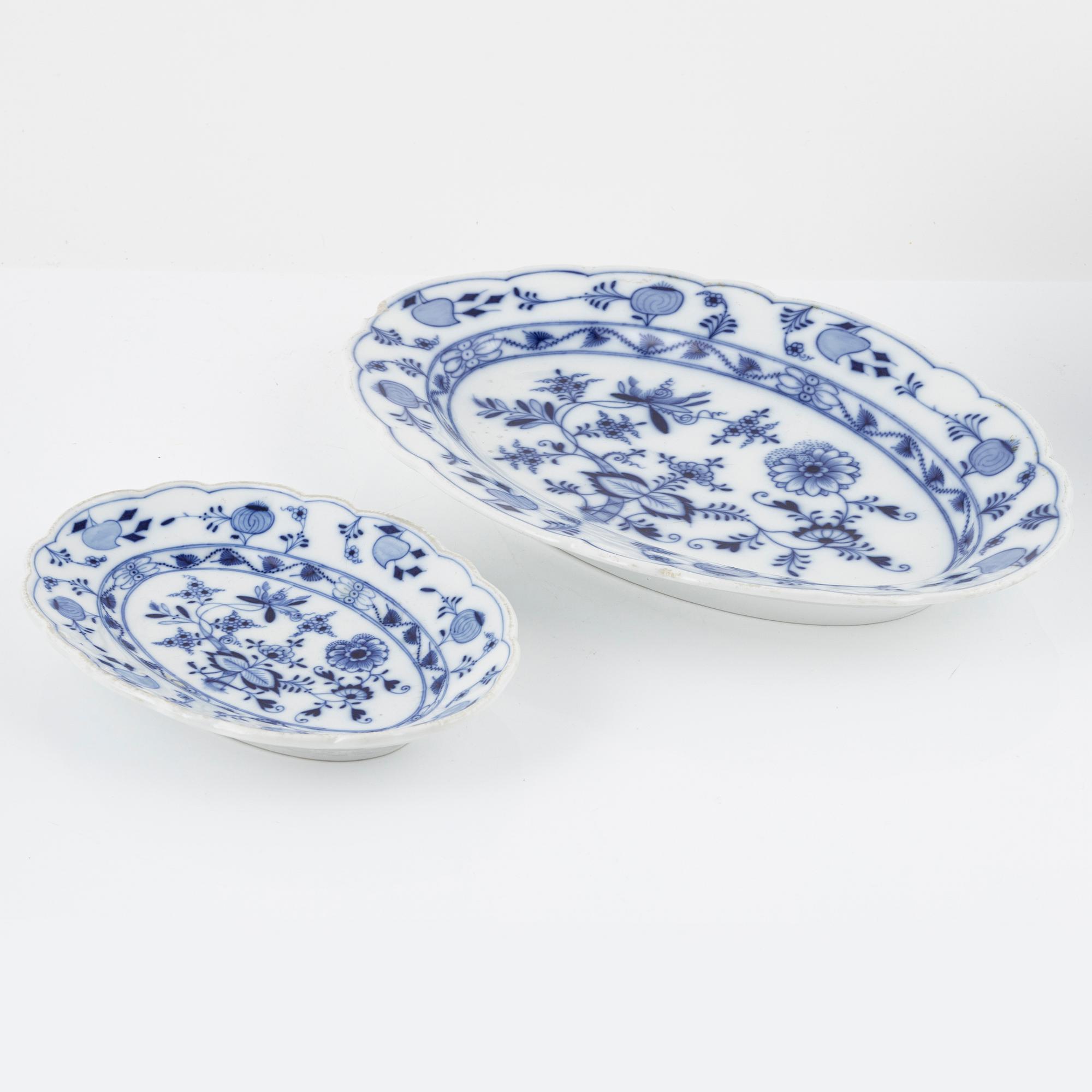 A 33-piece porcelain dinner service, "Ziebelmunter", mostly STadt Meissen, Germany.