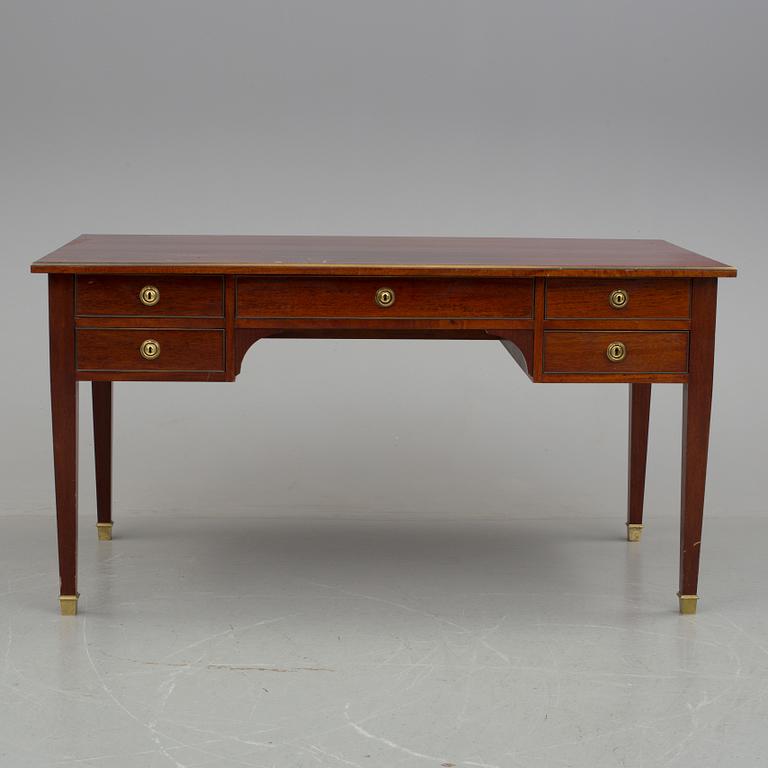 SKRIVBORD, sengustaviansk stil, 1900-talets andra hälft.