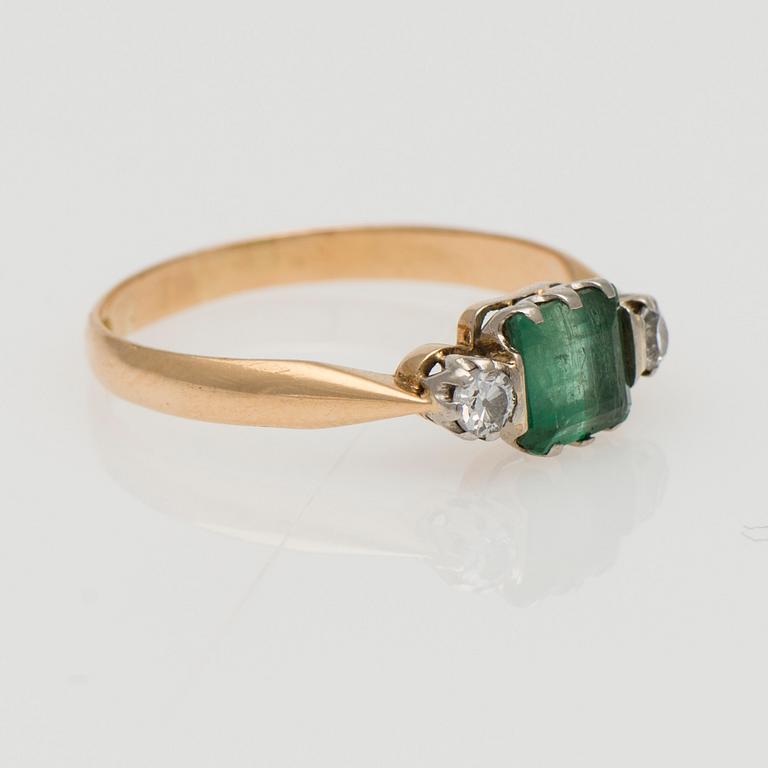 RING, fasettslipad smaragd, 16/16 slipade diamanter. G. A. Amberg, Helsingfors 1937.