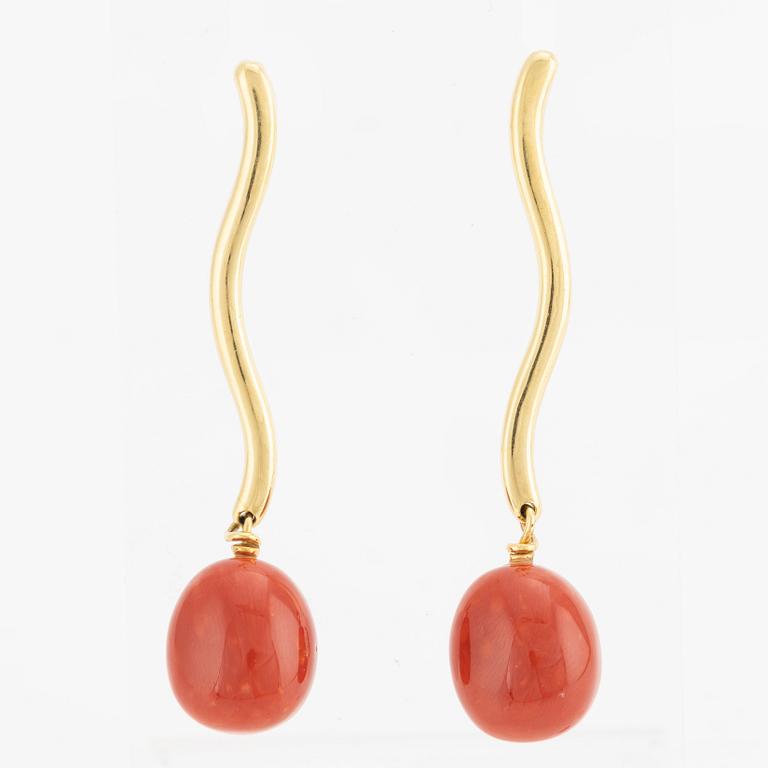 Earrings, 18K gold with coral.