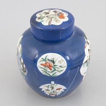 A porcelain pot with cover, China, early 20th century.